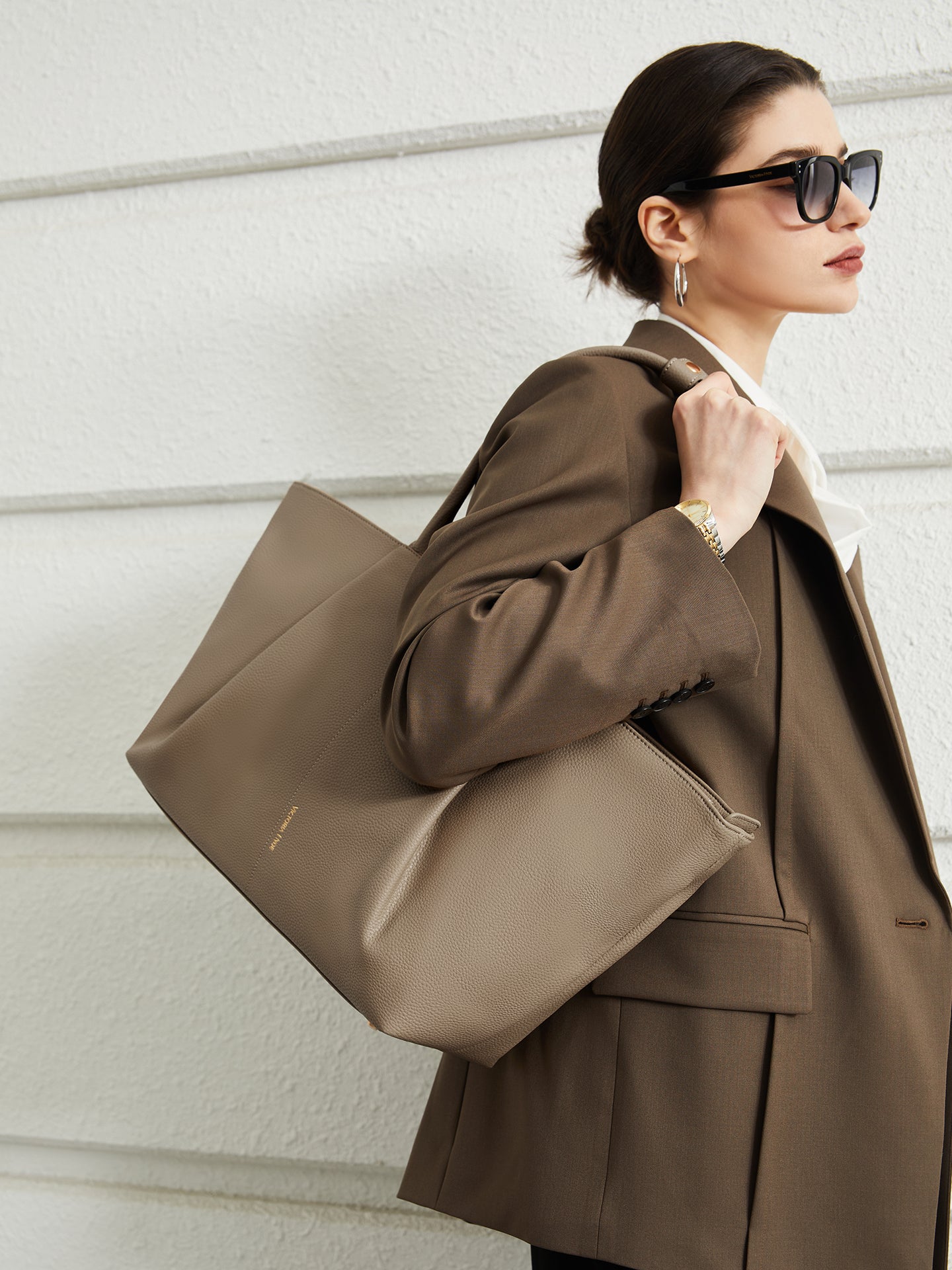 Beige Victoria Hyde Ada Business Tote Bag für Damen. Elegante Schultertasche aus Leder im stylischen Büro-Look.