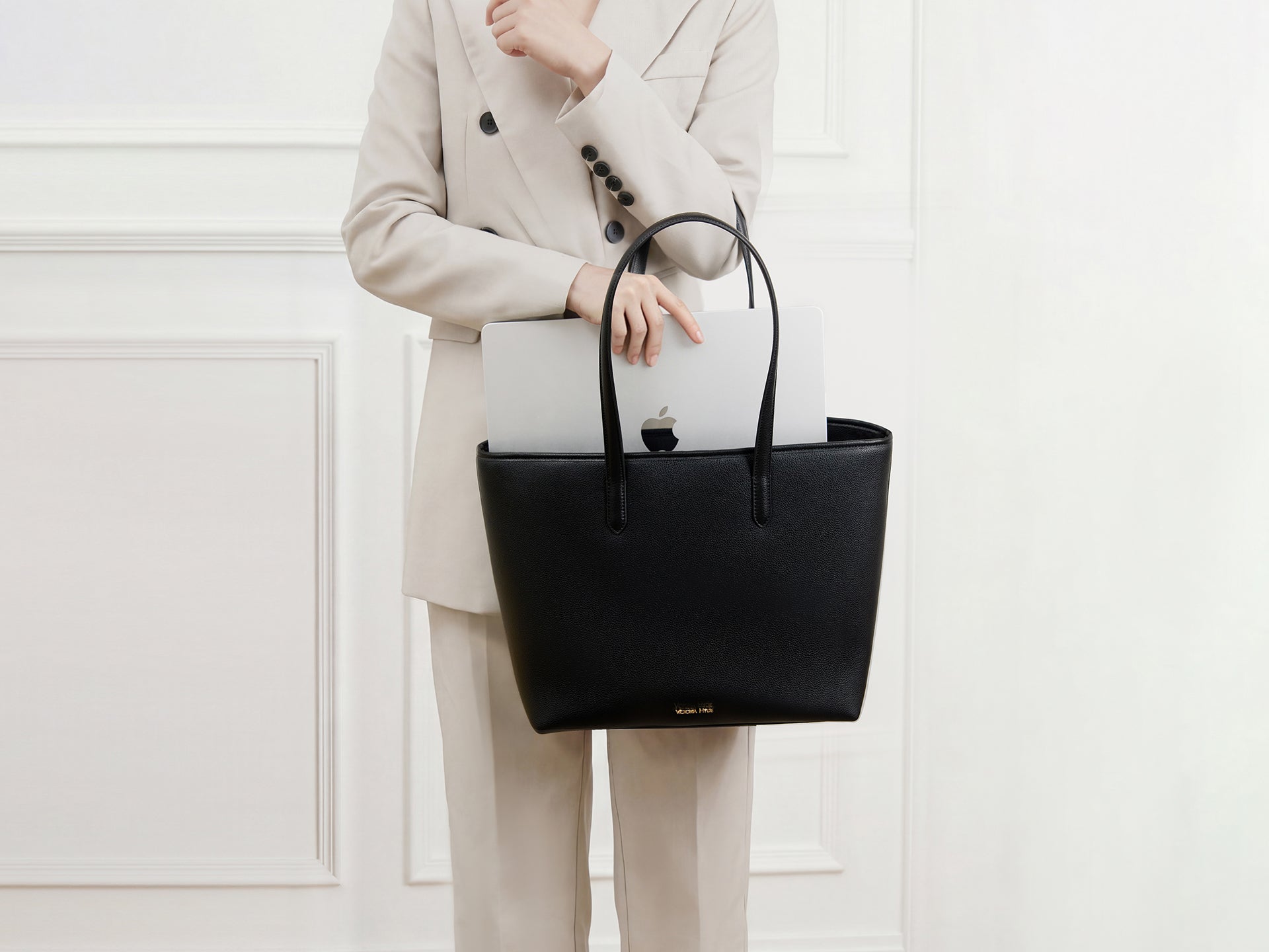 Schwarze Victoria Hyde Business Tote Bag für Damen. Elegante Laptoptasche aus Leder fürs Büro mit MacBook.