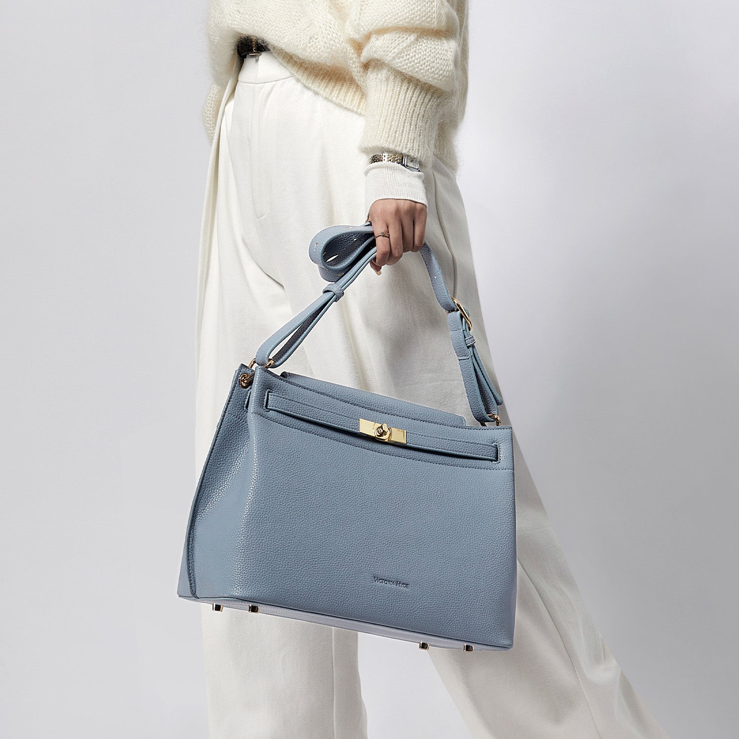 Victoria Hyde Alla business tote – gold turn-lock, PU leather, 32x23.5x17 cm, key/handy pockets, transparent ID slot, removable cosmetic pouch.