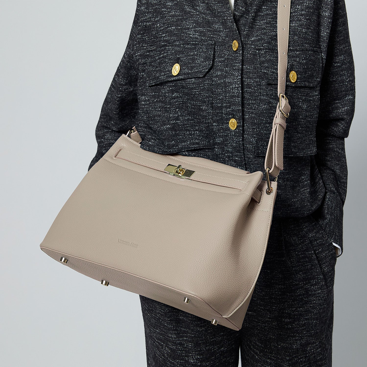 Victoria Hyde Alla business shoulder bag – gold turn-lock, PU leather, organizer pockets, removable pouch, 32x23.5x17 cm, for modern working women.