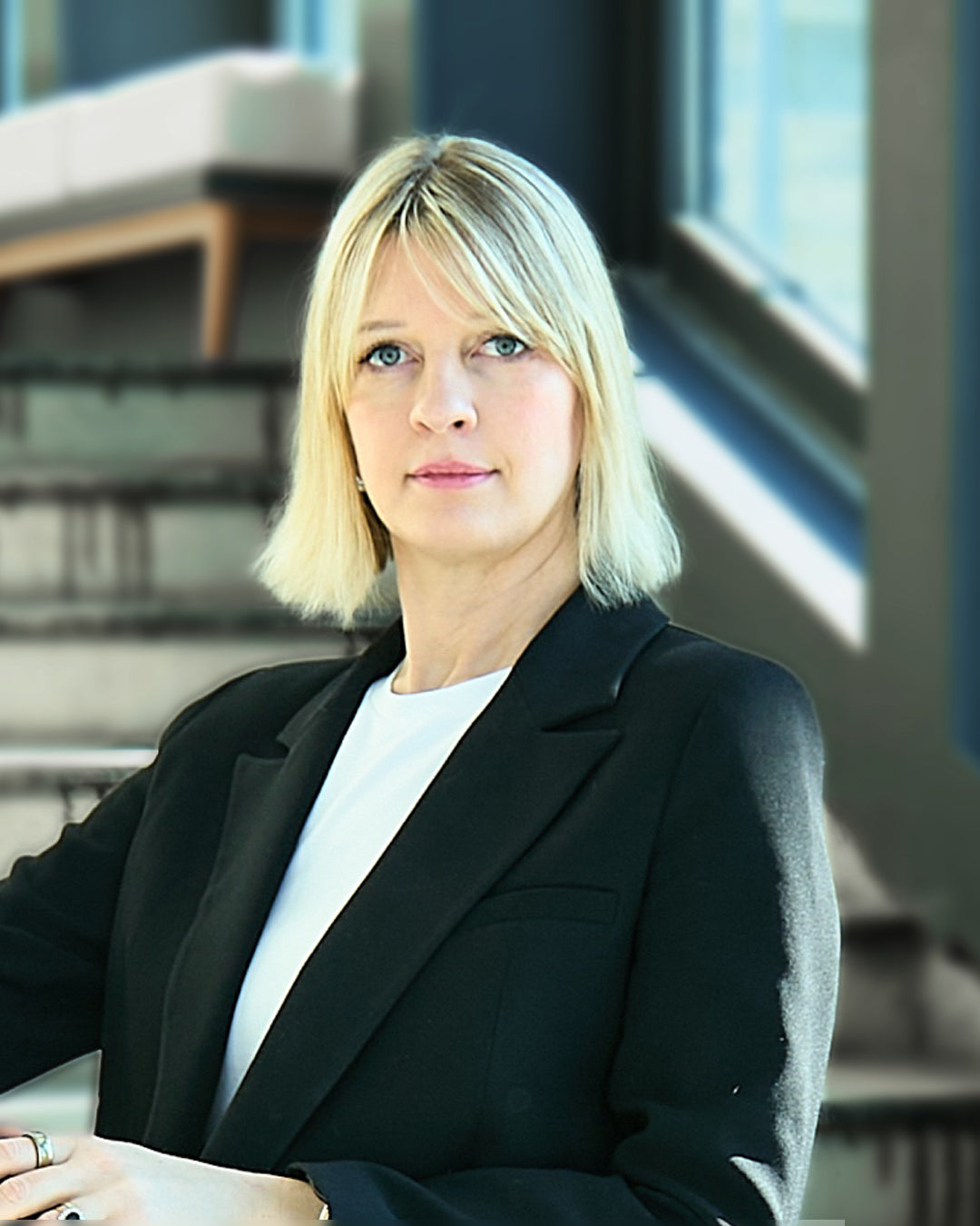 Professionelles Porträt von Christin Siegemund, CEO und Gründerin von foodlab Hamburg, im schwarzen Blazer, vorgestellt für eine Plattform, auf der Food-Innovationen wachsen.