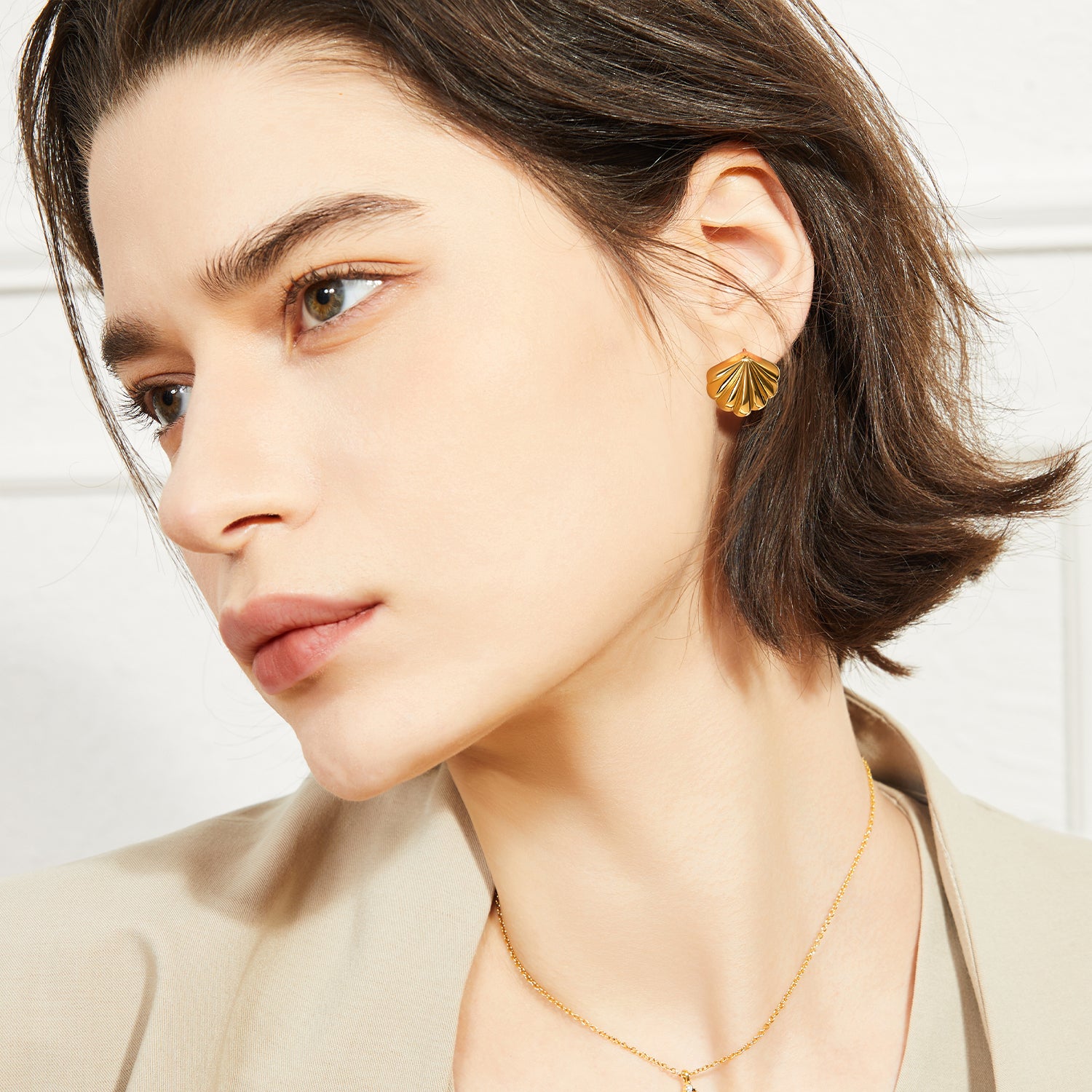 Lillian shell-shaped earrings in IN14 light gold, made from eco-friendly copper with 925 silver posts, elegant design for professional women