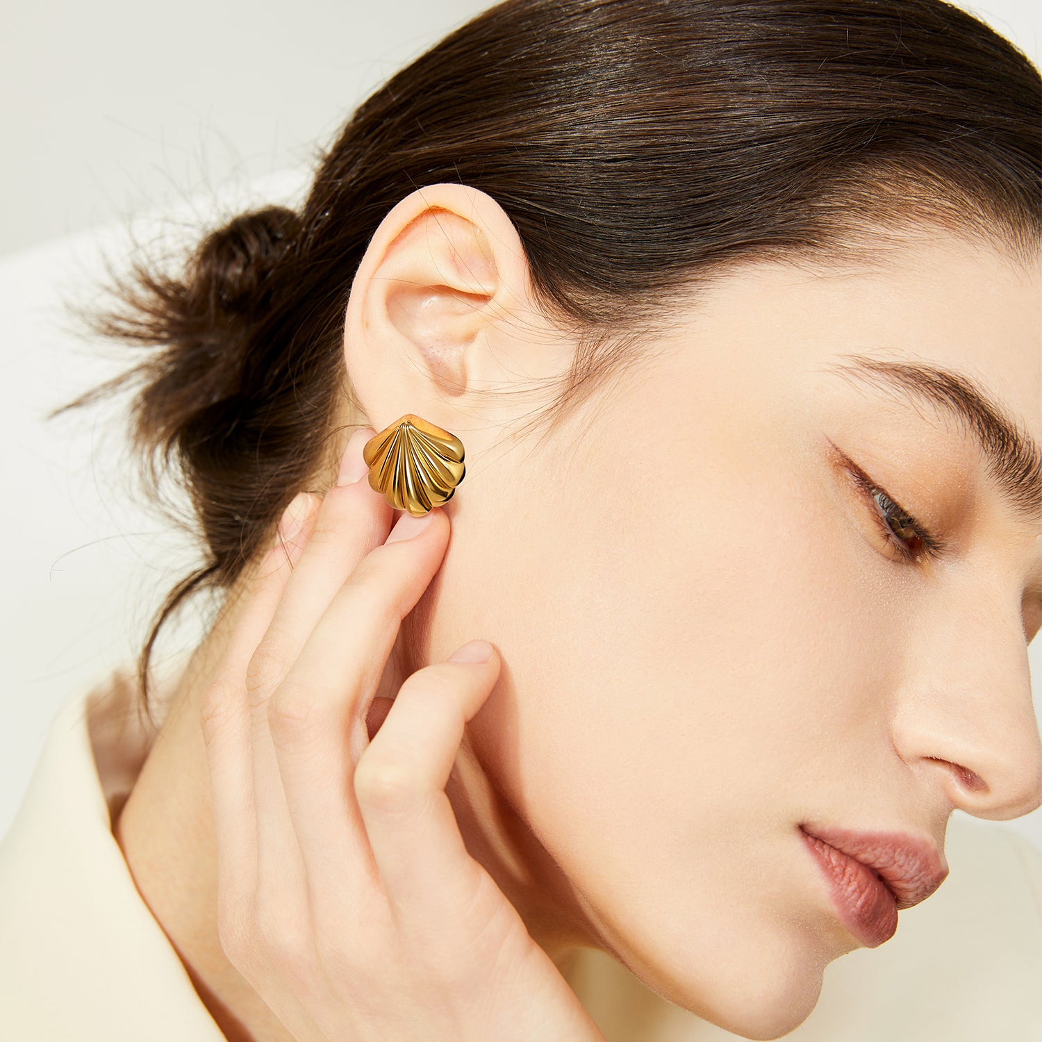 Lillian shell-shaped earrings in IN14 light gold, made from eco-friendly copper with 925 silver posts, elegant design for professional women