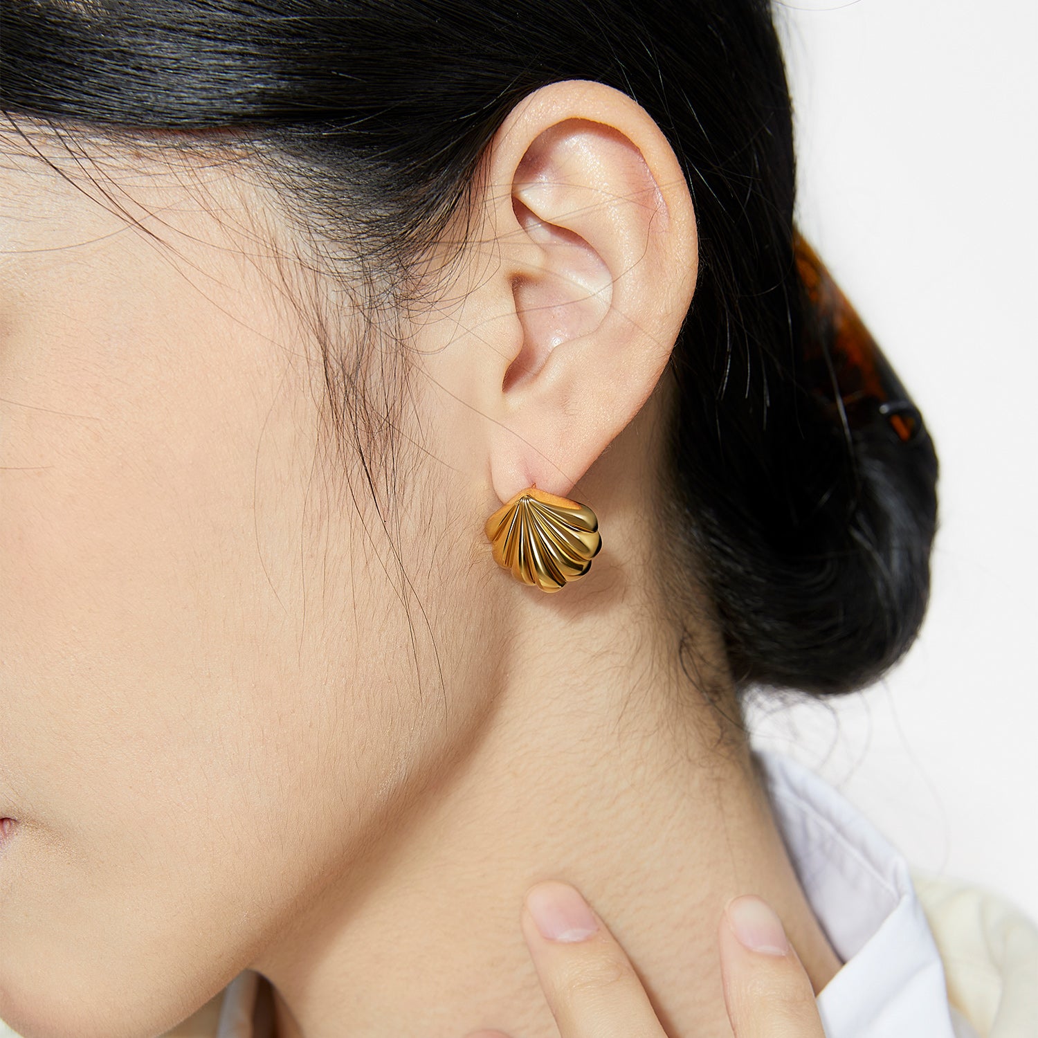 Lillian shell-shaped earrings in IN14 light gold, made from eco-friendly copper with 925 silver posts, elegant design for professional women