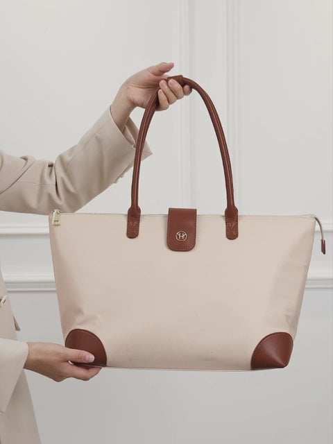 Victoria Hyde Eva Apricot laptop handbag – packing video showing 15" laptop compartment, smart interior organization and removable cosmetic bag.