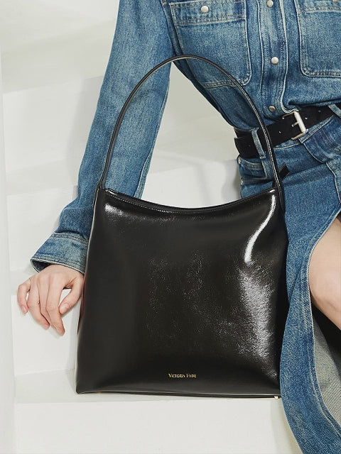 Victoria Hyde Carol Black shoulder bag – packing video showing smart interior organization, compartments for phone, keys, lipstick and document pocket.