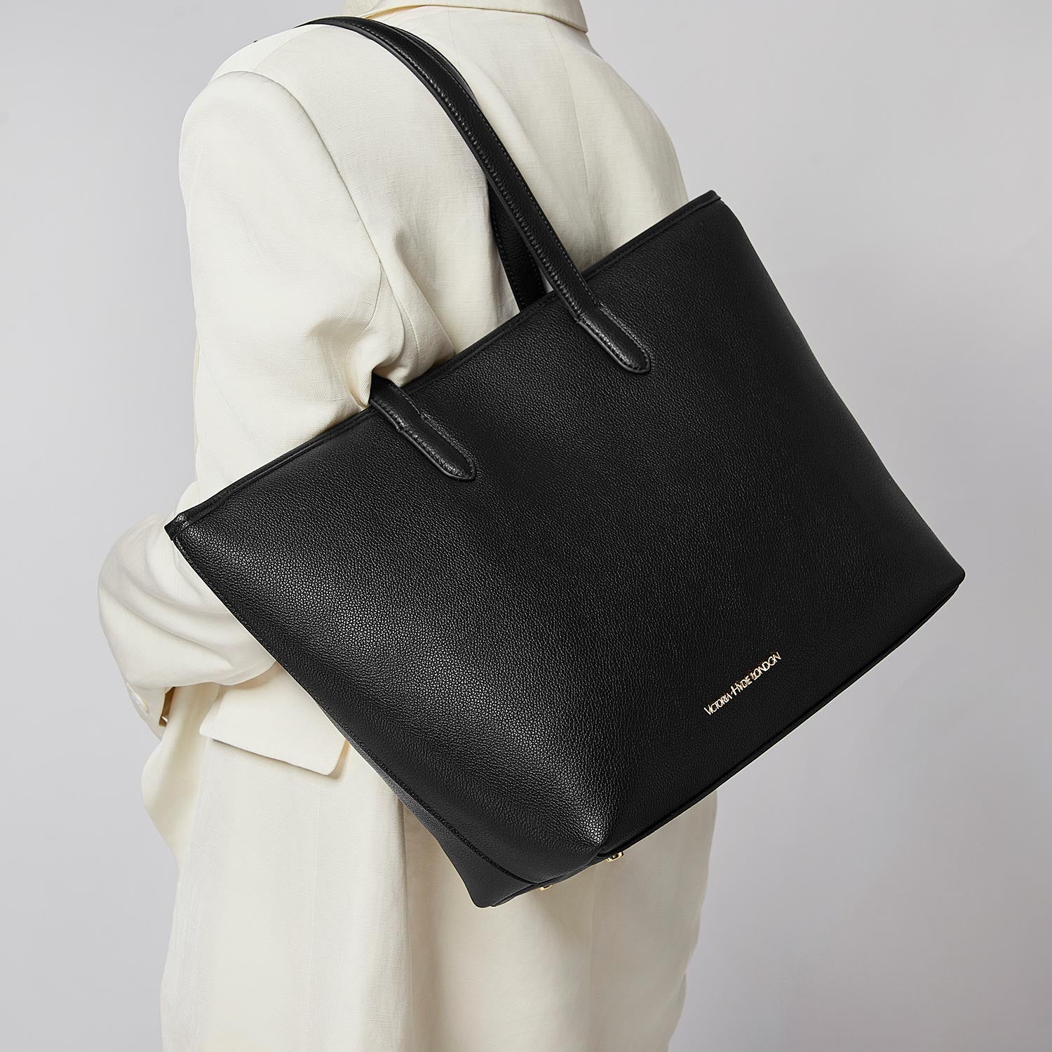 Elegante schwarze Victoria Hyde Ada New Work Bag aus hochwertigem Mikrofaser-Leder, ideal als stilvolle Business-Tasche für moderne Frauen im Büro-Alltag.