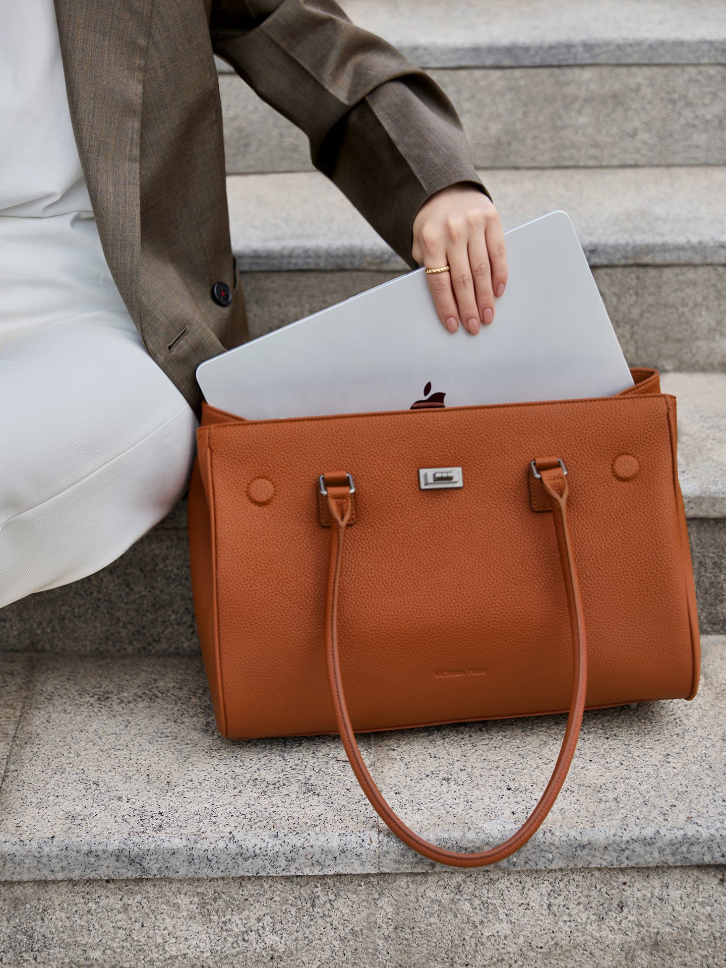 Victoria Hyde Business-Laptoptasche Jolene in Braun aus veganem Leder, mit Laptopfach für bis zu 16 Zoll, ideal für Büro und Geschäftsreisen.