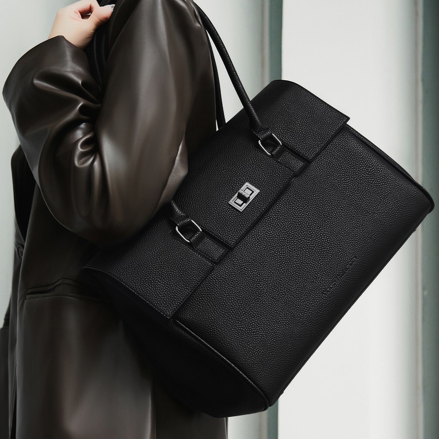 Elegante Victoria Hyde Jolene Business-Tasche in Schwarz aus nachhaltigem, hochwertigem Mikrofaser-Leder, vereint stilvolles Design mit umweltfreundlicher Produktion.