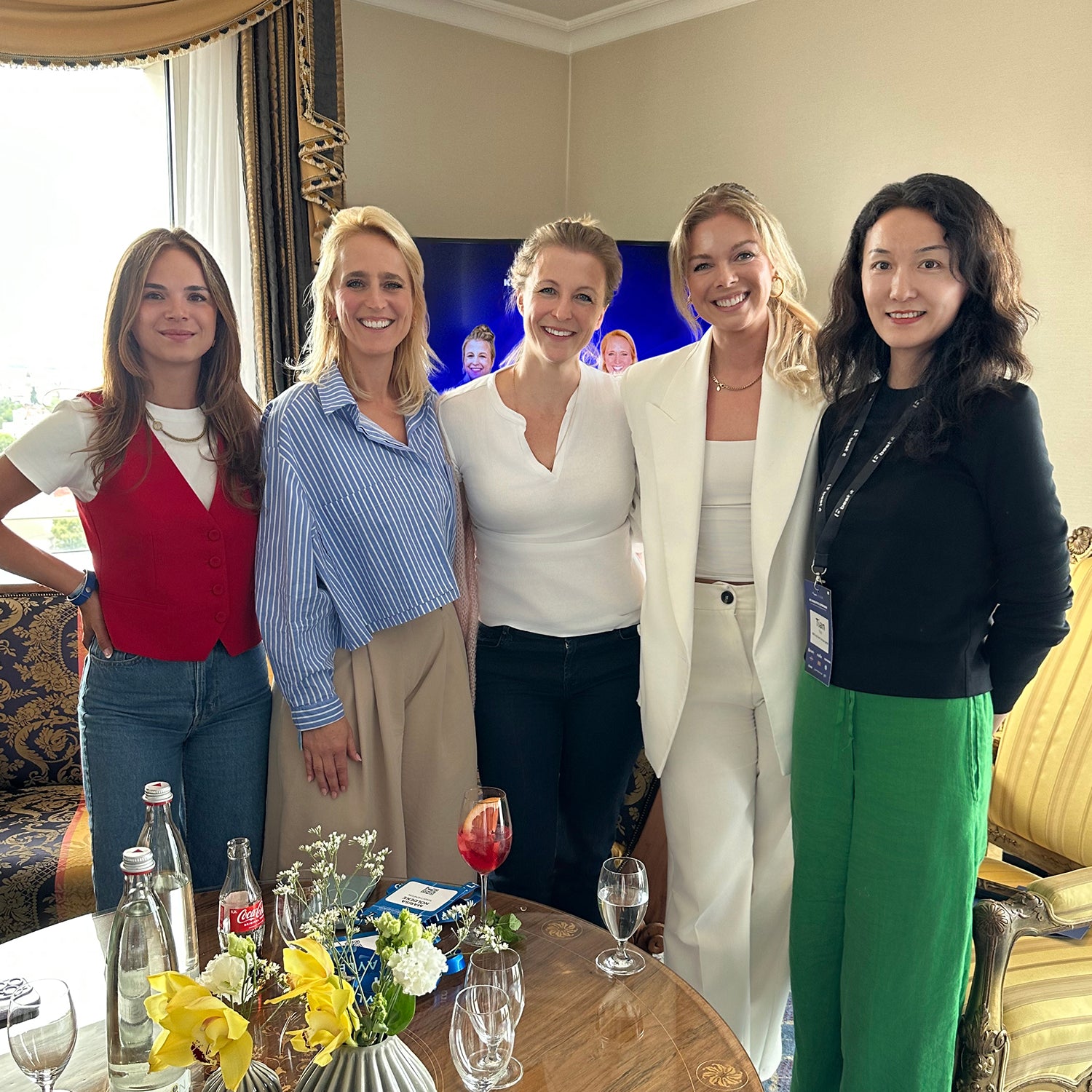 Fünf stilvolle weibliche Führungskräfte lächeln gemeinsam für ein Gruppenfoto beim K5 Female Voices Forum am 25. Juni 2025.