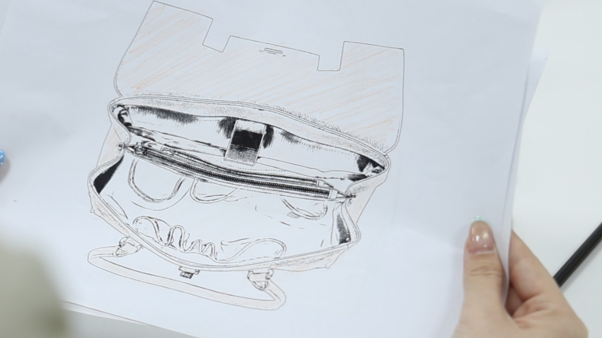 Eine professionelle Handzeichnung einer Victoria Hyde London Handtasche, die das detaillierte Innendesign und das strukturelle Konzept hinter unseren funktionalen "New Work"-Taschen zeigt. Dieser Entwurfsprozess unterstreicht die Handwerkskunst und Innovation bei der Entwicklung praktischer Business-Accessoires für moderne Frauen.