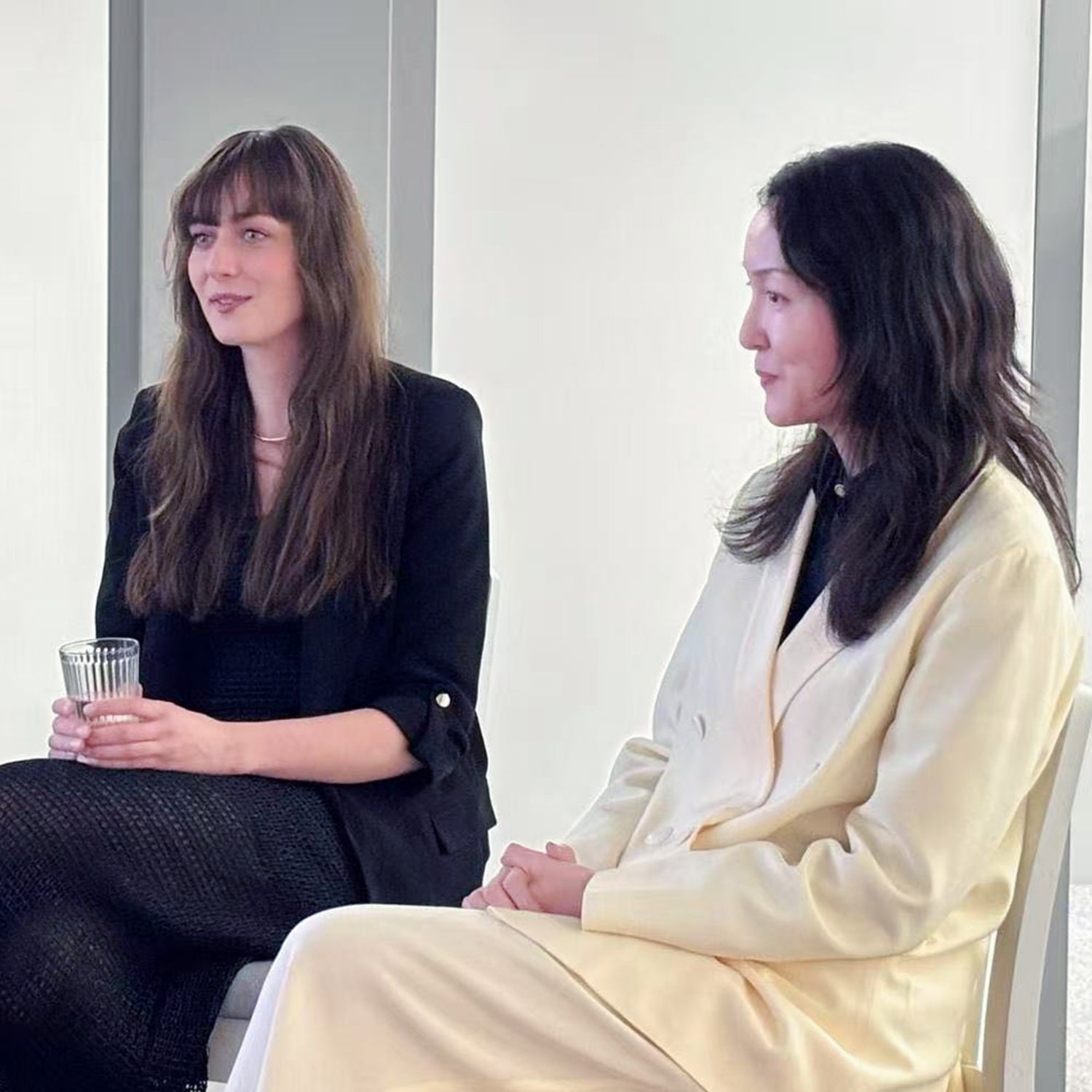 Zwei Geschäftsfrauen im Panel-Gespräch während des Victoria Hyde New Work Talks am 4. Dezember 2025, elegant gekleidet in Business-Blazern.