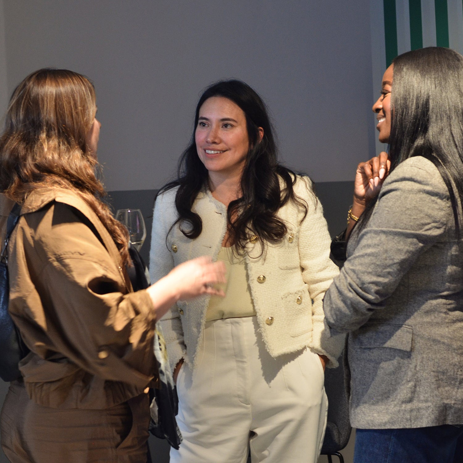 Berufstätige Frauen beim Networking und intensiven Austausch im Business-Outfit während des Victoria Hyde New Work Talks am 24. September 2025.