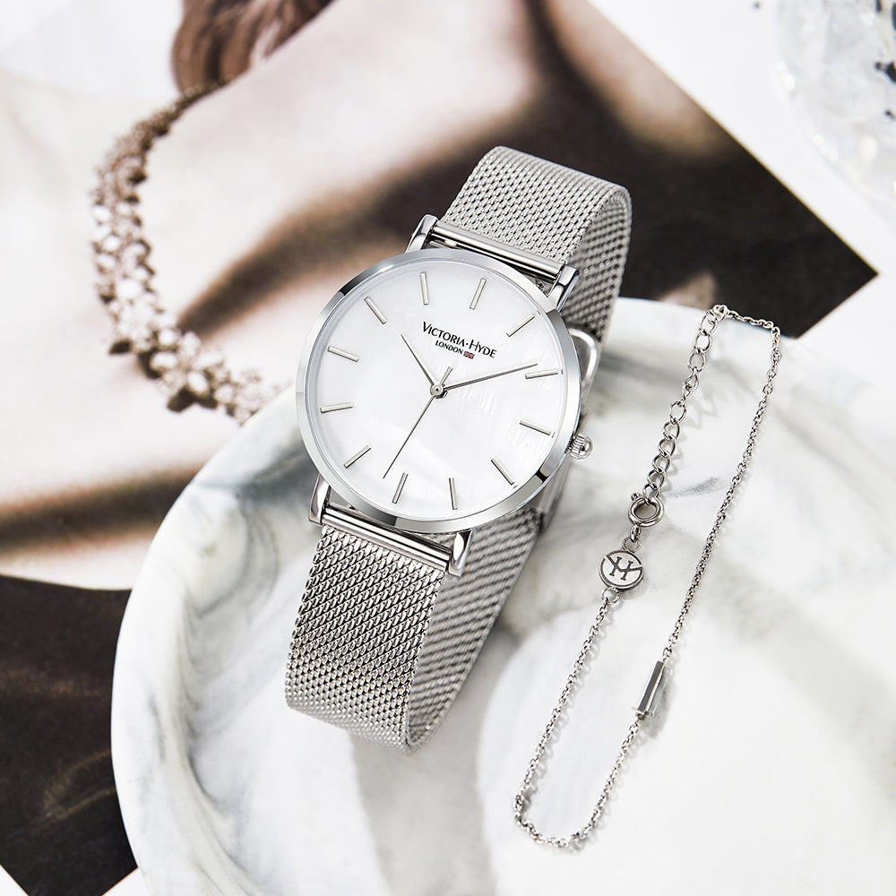 silberne Armbanduhr mit passenden Armband