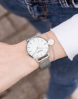 silberne Armbanduhr mit passenden Armband