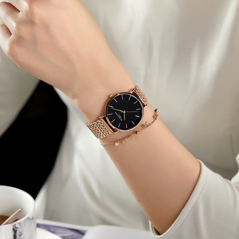 roségoldene Uhr mit schwarzem Ziffernblatt und passenden Armband