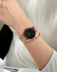 roségoldene Uhr mit schwarzem Ziffernblatt und passenden Armband