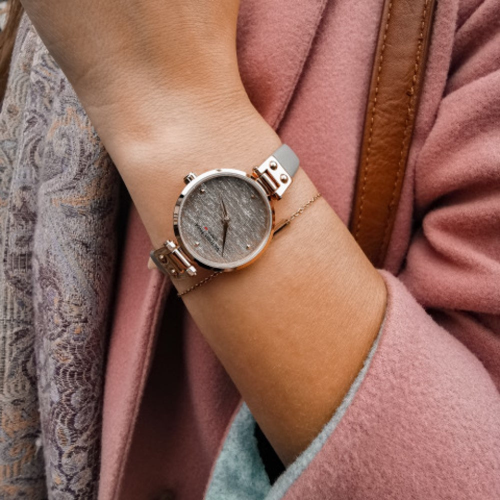 Armbanduhr mit glitzernden Ziffernblatt und passenden Armband in Roségold und Grau 