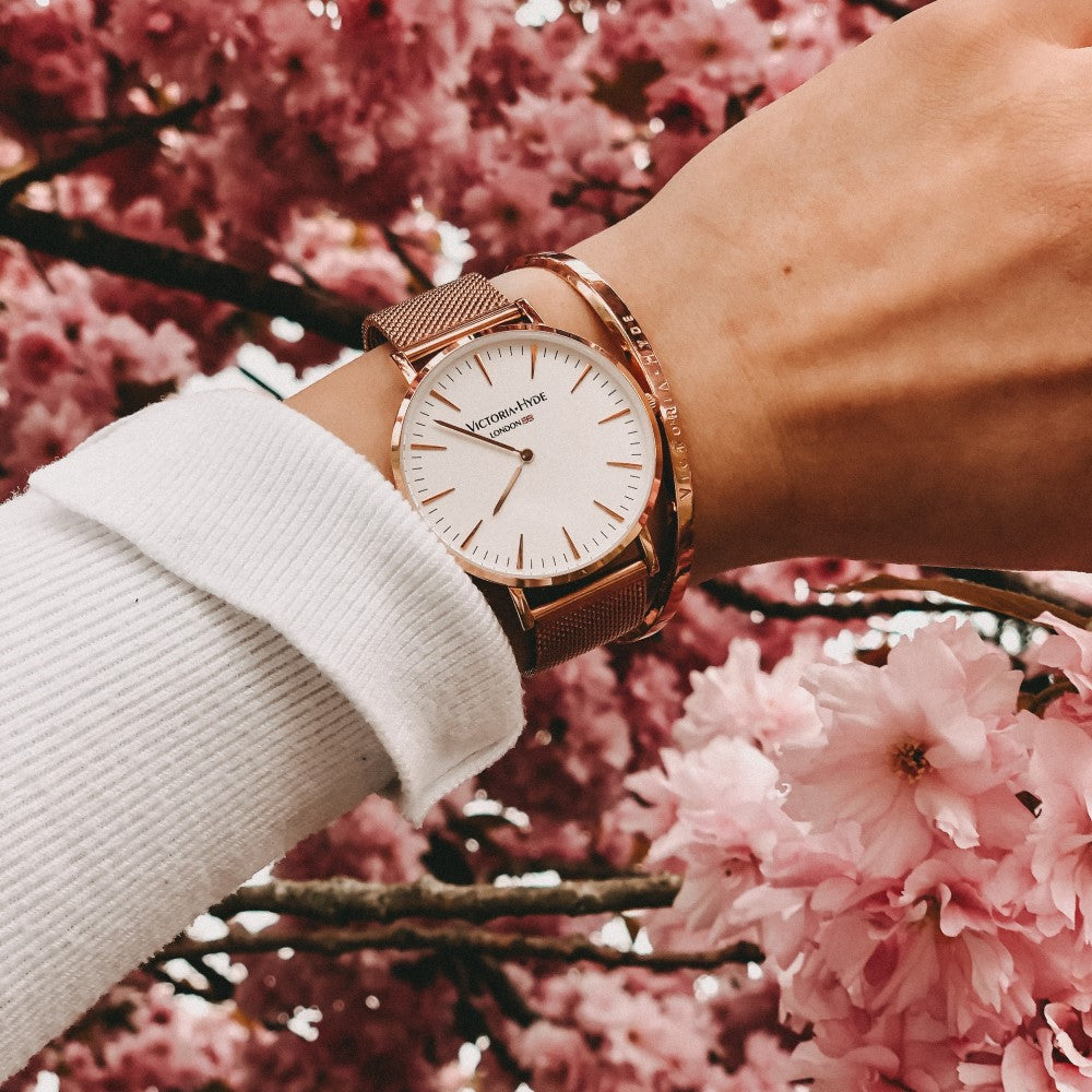rosegoldene Armbanduhr mit passenden Armband