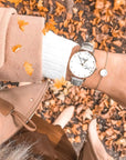 Armbanduhr mit Ziffernblatt in Marmoroptik und grauem Lederarmband mit passendem Armband